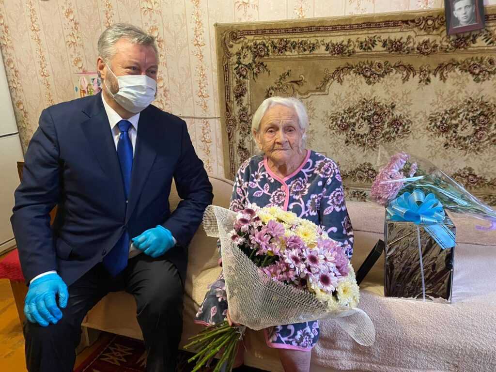 Михаил Корнев дома у юбиляра Елизаветы Филипповой