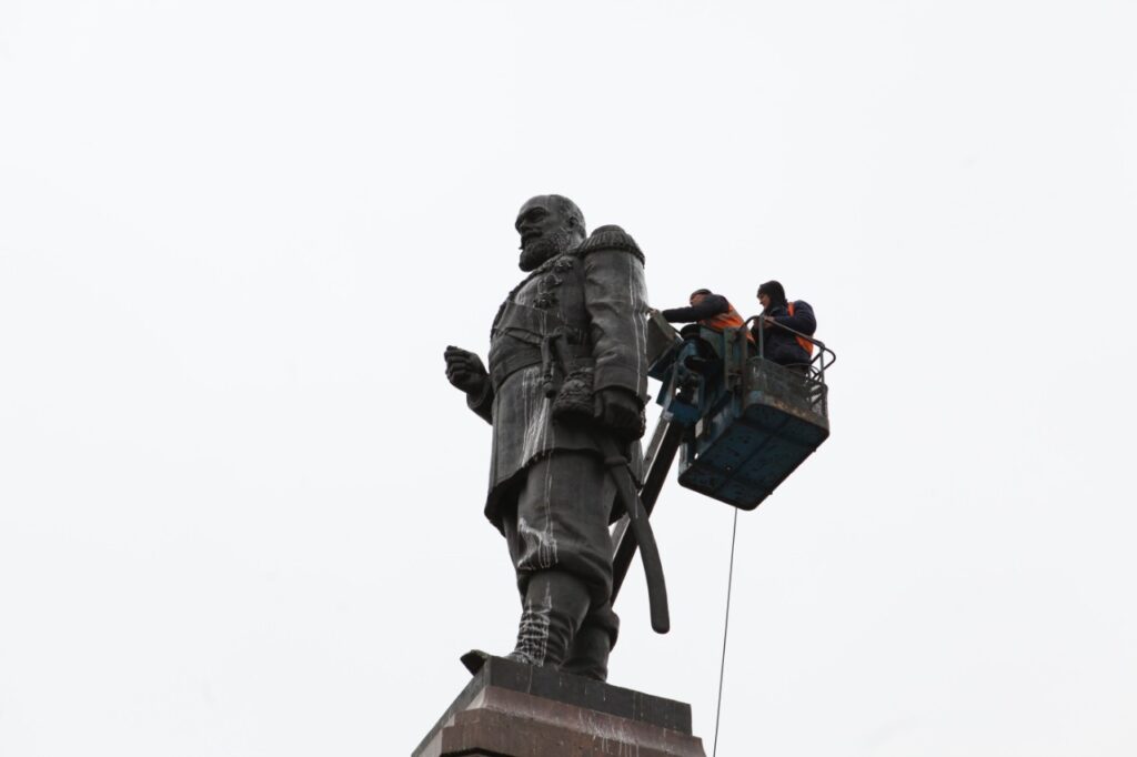 памятник помывка